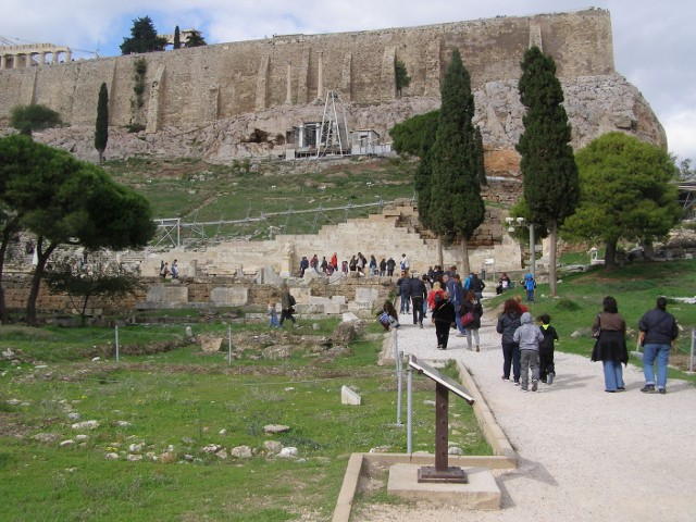 καρικατούρων, κοιλιόδουλων και μεθυσμένων.