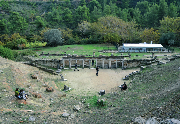 Το θέατρο του Αμφιαρείου Φτάνοντας στο θέατρο, δεν θα δυσκολευτείτε να αναγνωρίσετε τα τρία βασικά του μέρη, τη σκηνή, την ορχήστρα και το κοίλο που ήταν διαμορφωμένο πάνω στο λόφο.