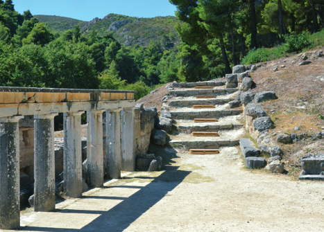 Στάση 1η: Οι πάροδοι Αν ζούσατε στην εποχή που λειτουργούσε το θέατρο, για να προχωρήσετε στο εσωτερικό του θα ακολουθούσατε τις παρόδους, τους διαδρόμους που βρίσκονταν ανάμεσα στη σκηνή και το