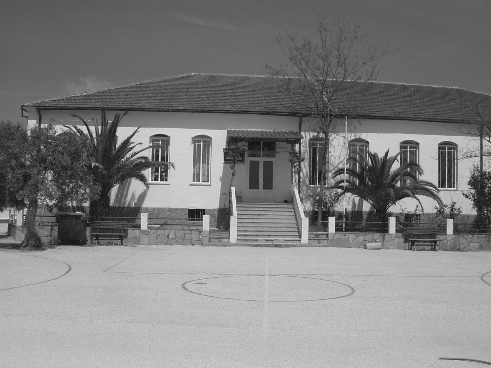 Εικόνα 19α. Το ενιαίο δηµοτικό σχολείο Κάστρου Λιµεναρίων στη δεκαετία του 30 (Φωτογραφικό αρχείο πολιτιστικού συλλόγου Λιµεναρίων «Το Κάστρο»). Εικόνα 19β.