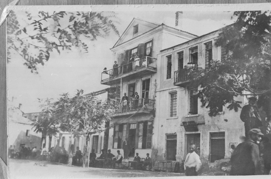 Εικόνα 26. εξιά της φωτογραφίας φαίνεται το ανακαινισµένο κατά το έτος 1903 κοινοτικό κατάστηµα των Λιµεναρίων, που βρίσκεται δίπλα στη οικία Βασιλείου Τσιµπουκλή.