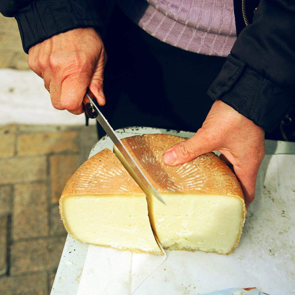 Το Αρσενικό τυρί φτιάχνεται με μη παστεριωμένο γάλα. Στη μυζήθρα και το ανθότυρο γίνεται βρασμός του γάλατος στους 96 βαθμούς ενώ το κεφαλοτύρι το αρσενικό και η γραβιέρα βγαίνουν στους 35 βαθμούς.