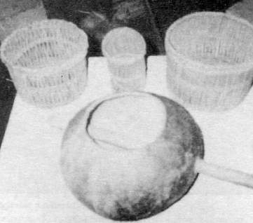Εικόνα 6: Παραδοσιακό καλούπι ονομαζόμενο «τσιμισκί» που είναι καλαθάκι καμωμένο από βούρλα, όπου μέσα σε αυτό