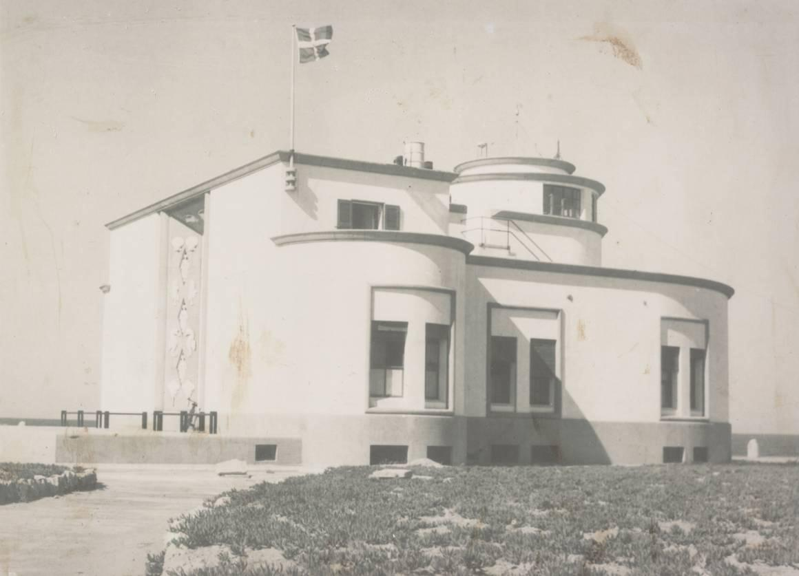 Εικόνα: 4.3 Ο Υδροβιολογικός Σταθμός Ρόδου πριν το 1980 (Αρχείο Υ.Σ.Ρ.) Ως τόπος κατασκευής του ορίστηκε το βορειότερο σημείο του νησιού, στην Ακρα των Μύλων και είναι έργο του ιταλού αρχιτέκτονα Armando Bernabiti.