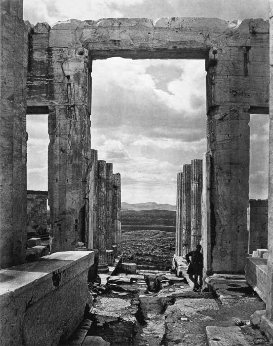 4. W. J. Stillman. Η ανατολική όψη του Παρθενώνα, 1869 7. Braun, Clement & Cie. τα Προπύλαια από ανατολικά, περ. 1890 5. Fred. Boissonnas.