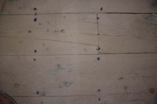 Οι παλιές ξύλινες σανίδες, που αποξηλώθηκαν κατά την εκτέλεση εργασιών ενίσχυσης των πατόξυλων του δαπέδου και πρέπει να επανατοποθετηθούν έχουν υποστεί φθορά κατά την αποξήλωση τους ή ήταν φθαρµένες