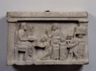 ΑΝΑΓΛΥΦΑ ΜΕ ΙΣΤΟΡΙΑ 1 Ο Δίας Μειλίχιος κάθεται σε θρόνο και υποδέχεται μια ομάδα ικετών, 375-350 π.χ., Εθνικό Αρχαιολογικό Μουσείο. Photo ΥΠ.ΠΟ.Α./ΤΑΠ.