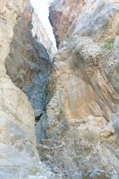 ΓΕΩΜΟΡΦΟΛΟΓΙΑ (0-2453 m υψόμετρο) Μεταμορφωμένοι βράχοι της ομάδος των πλακωδών ασβεστολίθων που σχηματίζουν 50 κορυφές (κάποιες πάνω από 2000 μ.