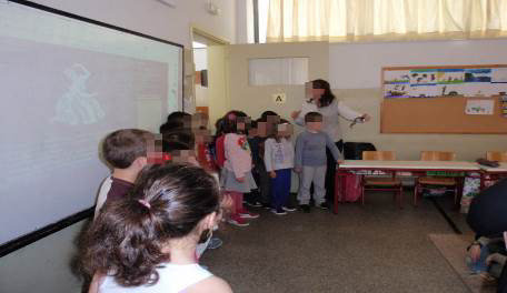 Τα νήπια έμειναν ενθουσιασμένα και άκουσαν με προσοχή τους μικρούς μαθητές να διαβάζουν το παραμύθι.