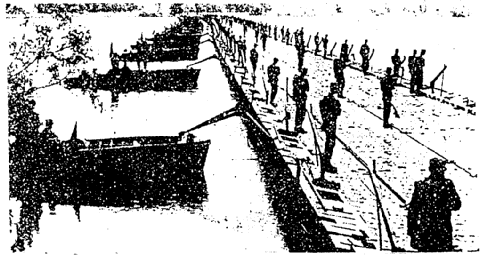 Obr. 4.56a Schéma pontónového pilotovacieho súlodia z trojdielneho a dvojdielneho pontónu SMS Obr. 4.56b Plávajúci most zo Strednej mostovej súpravy SMS Obr.