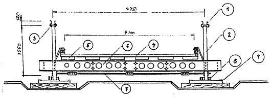 Obr. 4.59a Priečny rez mostom TMS typu 1pls 1-koncový pás; 2-zvislica; 3-tŕň; 4-mostina; 5-pozdĺžnik; 6-priečnik; 7-zavetrovacie ťahadlo; 8-ložisko; 9-podkladná doska Obr. 4.59b Priečny rez mostom TMS typu 2p2s Základným prvkom TMS je trojuholníková priehrada (obr.