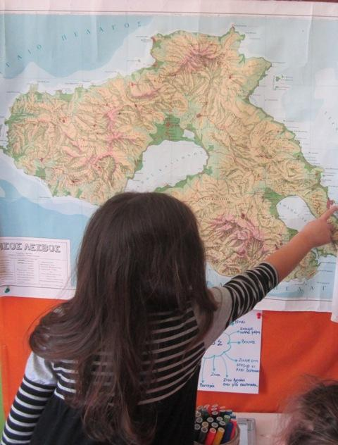 Παρατηρήσαμε τον γεωφυσικό χάρτη του Νησιού μας και μιλήσαμε για την γεωγραφική του θέση, το ανάγλυφό του και για άλλα δημογραφικά και πολιτιστικά στοιχεία του.
