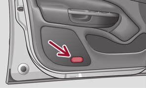 64 Φωτισμός και ορατότητα Η πλαφονιέρα ανάβει όταν ξεκλειδώνετε το αυτοκίνητο, όταν ανοίγετε κάποια από τις πόρτες ή όταν αφαιρείτε το κλειδί από τον διακόπτη της ανάφλεξης.