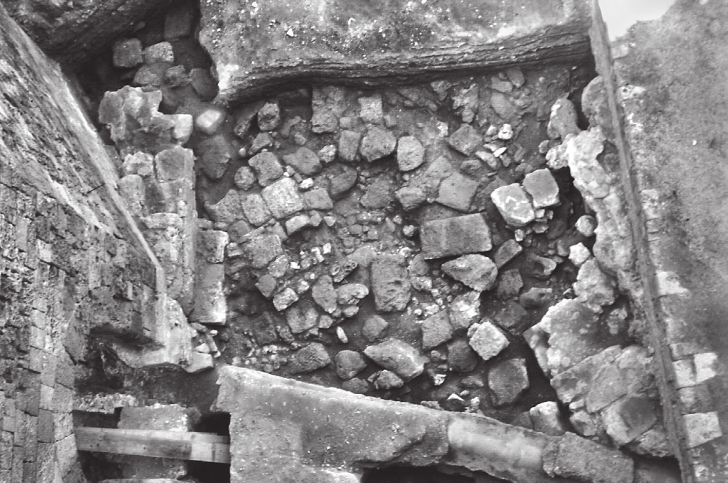 ΚΑΤΕΡΙΝΑ ΜΑΝΟΥΣΟΥ?ΝΤΕΛΛΑ Εικ. 8. Γενική άποψη του ανεσκαμμένου χώρου στα βόρεια της πύλης στο δυτικό άκρο του μόλου του Naillac (αρχείο ΤΔΠΕΑΕ «Μνημεία μεσαιωνικής πόλης Ρόδου».