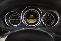 Η εμπειρία οδήγησης της C63 AMG Coupe είναι συγκλονιστική! Μπορείς να κάνεις τα πάντα σχεδόν με τη διπλάσια ταχύτητα Κυριακή 5 Ιουνίου 2011 Πρώτο Θέμα 37 δες το πρώτο video της Mercedes C63 AMG!