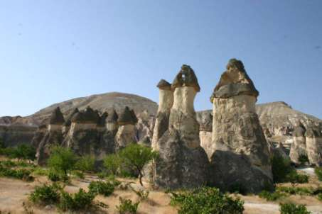 Proti Zelve Valley Vmes iz avta poslikava Pasabagi, skupino slikovitih kamnitih tvorb. Pasabagi Zelve Valley, vstopnina 5 ytl po osebi.