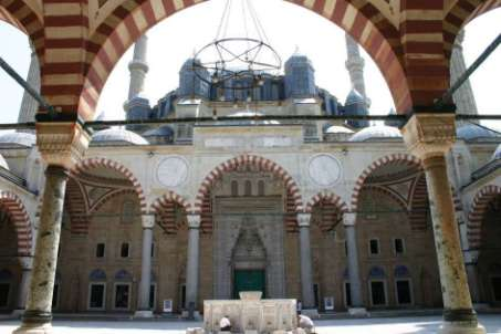 a ravno nama avta ne pregledajo. V potne Edirne in padeva direktno Parkirava Selimiye Camii, 1575, a *, Hagie Sofie.