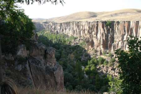 Podzemni rov, Derinkuyu Na poti iz vasi malo tavava, a se nama pot Ihlara Valley. Ob poti si. Zapeljeva (5 ytl). Sva se l avto.