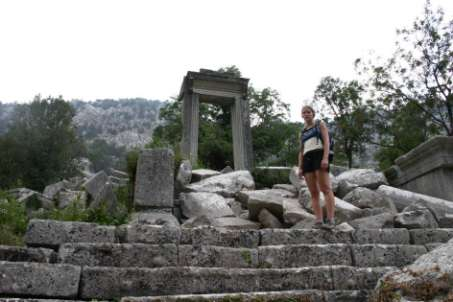 Grobnice izklesane v skalo, Termessos da nisva izbrala prave poti, ker aj naletiva na ostanke templja.