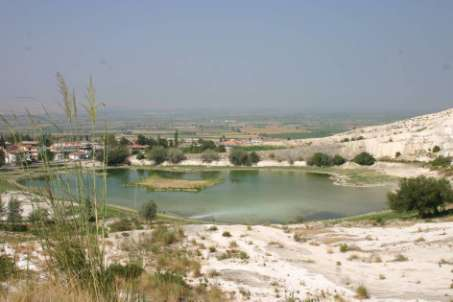 lo v slabem stanju in nekoliko razvrednoteno z umetnim jezercem in kompleksom praznih stavb Pogled na jezero, Pamukkale lo veliko kalcijevega bikarbonata) in ki naj bi se navzdol, tja pa