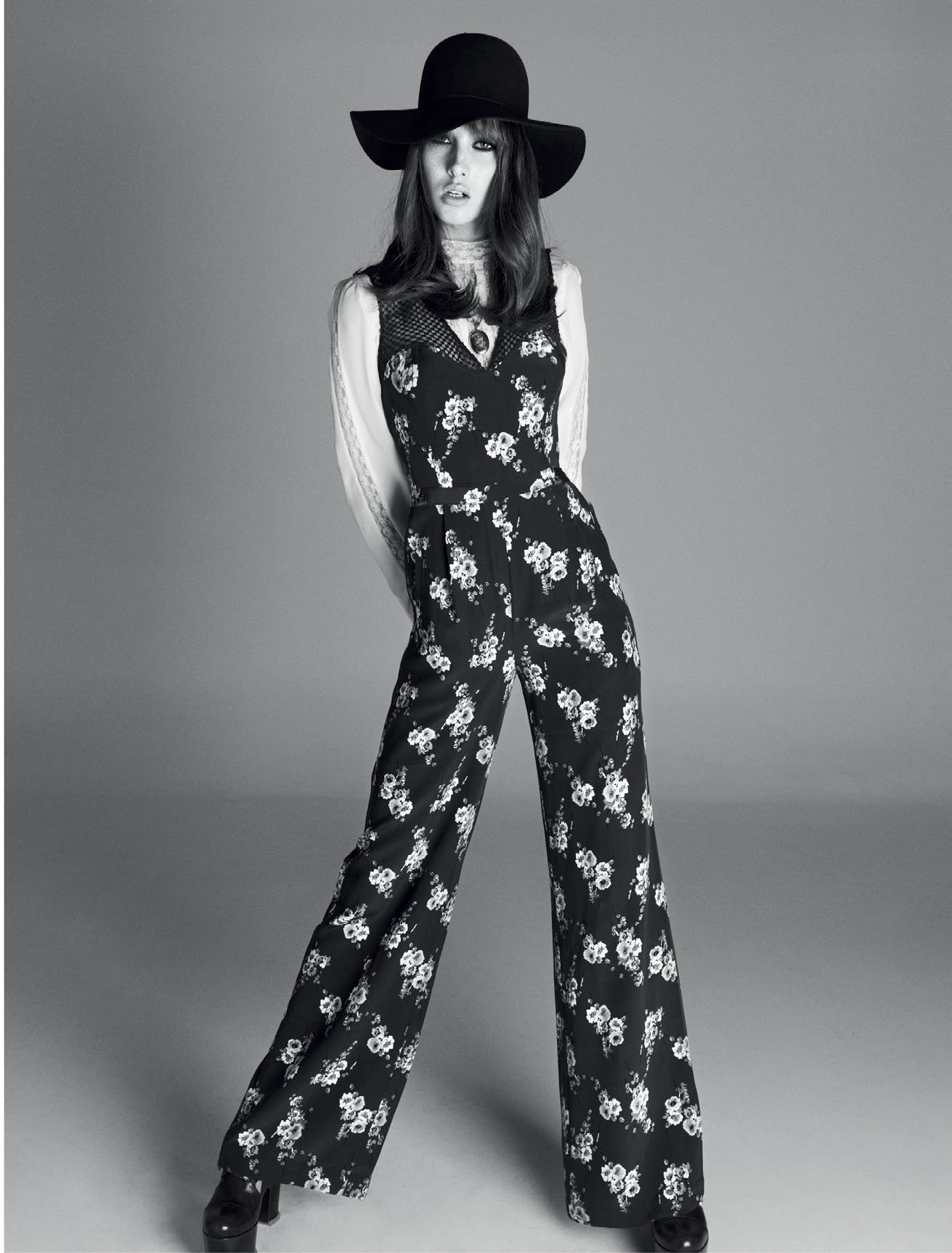 ΛΟΥΛΟΥΔΙΑ Φλόραλ jumpsuit, Juicy Couture. Πουκάμισο με λεπτομέρειες από δαντέλα, Zara. Μενταγιόν από κίτρινο χρυσό, Πατσέας. Πλατφόρμες, Louis Vuitton.