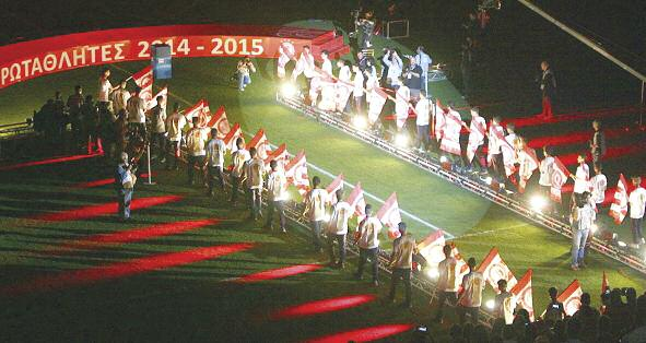 38 SPORTS ΠΟΔΟΣΦΑΙΡΟ ΔΕΥΤΕΡΑ 4 ΜΑΪΟΥ 2015 sporttime Μέσα σε αποθέωση πραγματοποιήθηκε η φιέστα του πρωταθλητή Ολυμπιακού ΕΛΛΑΔΑ Το «Καραϊσκάκης» έβαλε τα.