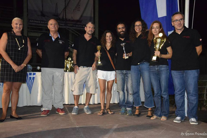 Η πρόεδρος του Sailability Hellas Κική Σέρφα-Βεντούρη βραβεύει το σκάφος ECHIONAS και τον Γιώργο Μητρόπουλο του ΝΟΠΦ με το πλήρωμα του για την 2η νίκη overall ORC CLUB και CLUB 1 στον αγώνα 22ος