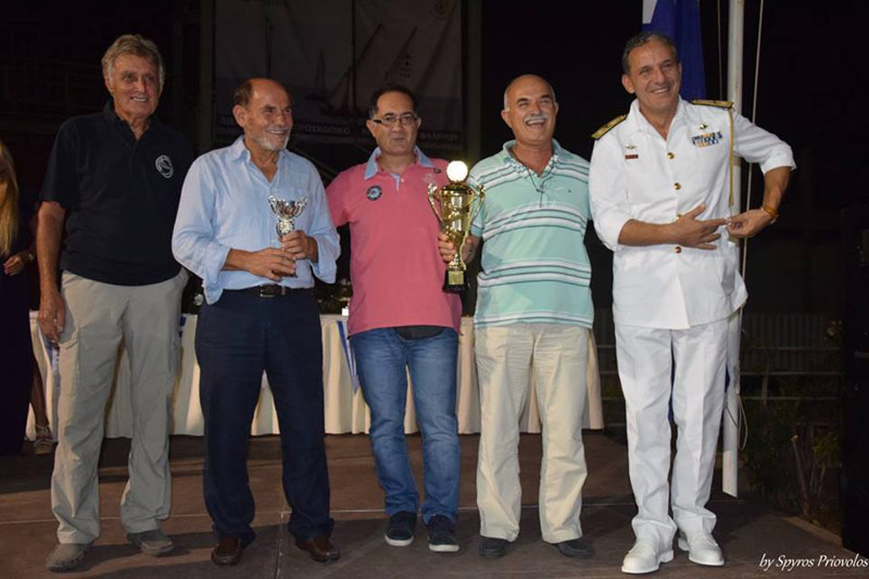 Ο Γιάννης Θεοδωρίδης γενικός γραμματέας του ΣΙΠ-ΟΤΕ βραβεύει το σκάφος DECISSION και τον Γιώργο Λάσδα του ΝΟΤΚ με το πλήρωμα του για την 3η νίκη overall ORC CLUB NS στον αγώνα 22ος Διεθνής