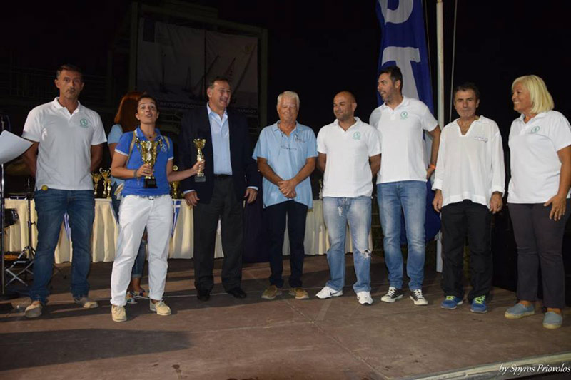 Ο Σπύρος Καπράλος, πρόεδρος της Ελληνικής Ολυμπιακής Επιτροπής βραβεύει το σκάφος FAIRYTALE και τον Αριστοτέλη Χατζησταματίου του ΙΟΒΑΘ με το πλήρωμα του για την 3η Νίκη Overall ΟRC i και ΟRC i 1στον