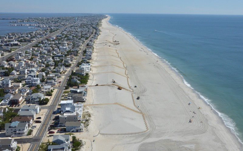 Κεφάλαιο 3 Έργα προστασίας της ακτογραμμής Εικόνα 3.5 Πρόγραμμα εκτεταμένης αναπλήρωσης ακτής στο Atlantic City των ΗΠΑ (www.gldd.