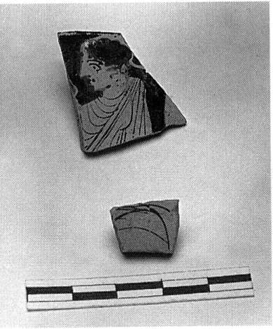 Αρχαία κεραμική από τη Ρεντίνα Εικ. 4. Κ14Δ. Διάφορα όστρακα αγγείων από το έβδομο στρώμα. Εικ. 5. Κ14Δ. Όστρακο ταινιωτής κύλικας από το τέταρτο στρώμα.