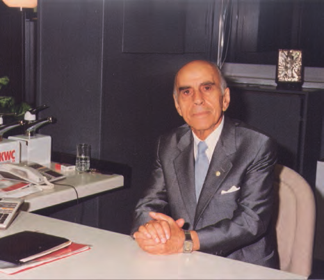 1945 ο ιδρυτής Ανδρέας Μπακλατσίδης 70 ΧΡΟΝΙΑ δημιουργικής πορείας 1952 σαπουνοποιϊα "Πεταλούδα" Πέρασαν πολλές δεκαετίες από το 1945, όταν ο ιδρυτής της εταιρείας Ανδρέας Μπακλατσίδης με υπομονή κι