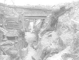 Ο πόλεμος των χαρακωμάτων Ο Α Παγκόσμιος πόλεμος (1914-1918) χαρακτηρίστηκε ως πόλεμος των χαρακωμάτων. Οι στρατιώτες δημιούργησαν κάτω από τη γη ολόκληρα συστήματα υπόγειων διαβάσεων και καταφυγίων.