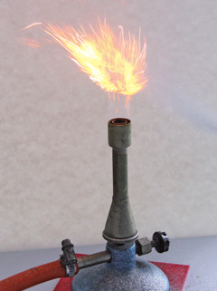 POKUS Horenie hliníka v plameni Pri zahrievaní na vzduchu sa hliník pri vysokej teplote oxiduje, reakcia je veľmi exotermická.