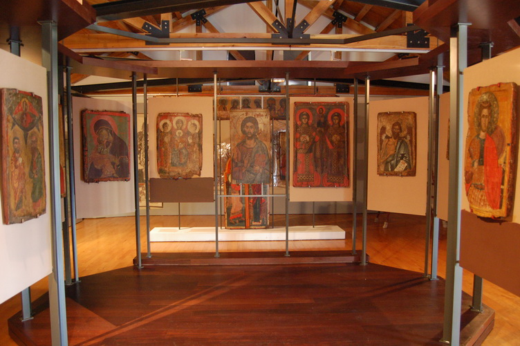 Το Βυζαντινό Μουσείο Το Βυζαντινό Μουσείο της Βέροιας στεγάζεται σε ένα πρόσφατα ανακαινισμένο βιομηχανικό κτίριο που βρίσκεται στη διατηρητέα συνοικία της Κυριώτισσας.