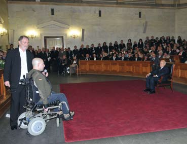 Στο ερώτημα πόσες τέτοιες περιπτώσεις ΑμεΑ περιελάμβανε η ηλεκτρονική βάση δεδομένων του, απήντησε: «Εκτιμώ περίπου 129.230»! Μείναμε άφωνοι μπροστά στην οθόνη του Νίκου.