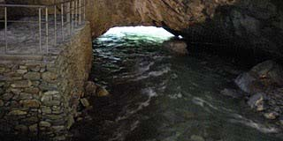 Καρστικές λίμνες Η διάλυση των ασβεστόλιθων συμβαίνει συχνά σε υπόγειες σπηλιές, σπήλαια με μικρές δολίνες Π.χ. Σπήλαιο Αλιστράτης Δράμα Η Ελλάδα πολλές καρστικές λίμνες Π.