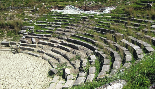 8ΤΑ ΞΕΧΑΣΜΕΝΑ ΑΡΧΑΙΑ ΘΕΑΤΡΑ θεάτρου είναι πολύ ταλαιπωρημένο, γιατί στο κέντρο του λειτουργούσε ασβεστοκάμινος. Θέατρο Γιτάνων Το αρχαίο θέατρο κτίστηκε στα μέσα του 3ου αιώνα π.χ., επί της βασιλείας του Πύρρου.