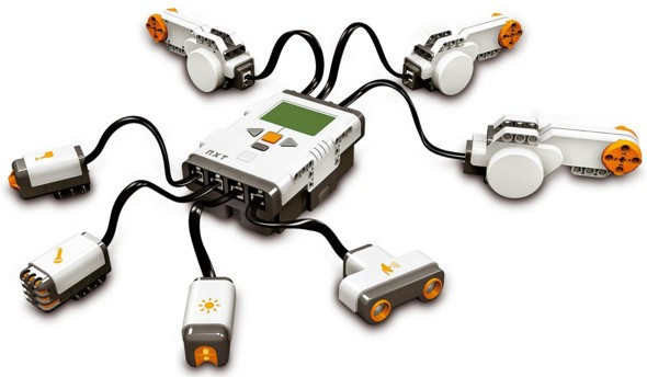 Το σύστημα LEGO Mindstorms NXT προσφέρει ένα ευφυές «τούβλο» που προγραμματίζεται μέσω υπολογιστή καθώς επίσης και ένα πλήθος από αντικείμενα που συνεργάζονται μαζί του όπως μοτέρ κίνησης, αισθητήρες
