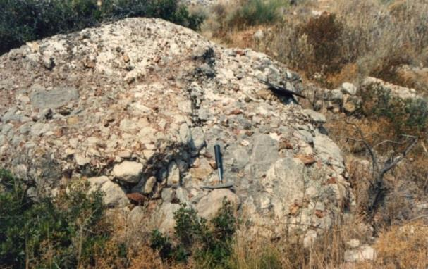 πολύμικτο κροκαλολατυποπαγές και τελικά σε πολύμικτο κροκαλοπαγές (Εικόνα 1.16).