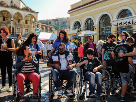 Τι κάνει ο εθελοντής; Για παράδειγμα, προσφέρει τις γνώσεις, τις ικανότητες και τις δεξιότητές του, αφιερώνει χρόνο σε πολιτιστικές ή κοινωνικές εκδηλώσεις, προσφέρει υλικά αγαθά απαραίτητα σε