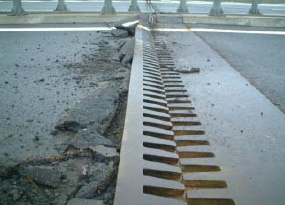 1 ο Κεφάλαιο: Κρούση και φαινόμενα επαφών στις κατασκευές Εικόνα 1-16: Βλάβες σε ακραίους αρμούς γέφυρας πλωτής επί εφεδράνων εξαιτίας της κρούσης του καταστρώματος επί του ακροβάθρου.