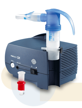 PARI BOY SX PA85G3001 Inhalator za inhalaciju do 14 inhalacija u toku dana Ukupan izlaz (plavi/crveni nastavak): MMD (srednji prečnik čestica): Procenat čestica manjih od 5 μm: Dimenzije: Pritisak: