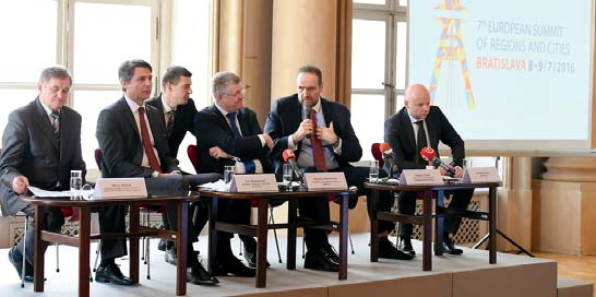 SK PRES Na summite prijali Bratislavské vyhlásenie Prepojiť Európu prostredníctvom územných investícií, reagovať na potreby občanov či spoločne spolupracovať patria medzi hlavné priority európskych