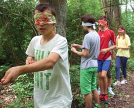 ENVIROVÝCHOVA Ponuka aktivít environmentálnej výchovy a vzdelávania ŠKOLSKÉ PROGRAMY Enviróza školský program a outdoorová hra o environmentálnych záťažiach Edukačný cieľ: získavať a šíriť informácie