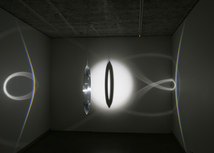 Olafur Eliasson Your Space Embracer, 2004 Round Rainbow, 2005 Γλυπτά - κατασκευές φωτισµού. Δέσµη φωτός, κατοπτρικοί και ακρυλικοί δακτύλιοι, κίνηση.