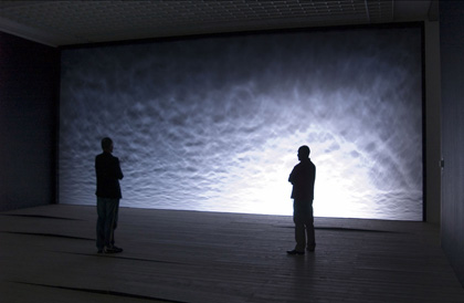 Olafur Eliasson Notion Motion, 2005 Εγκατάσταση νερού - φωτισµού. Τρεις χώροι διερεύνησης του φαινοµένου της δόνησης και του κυµατισµού µε νερό και φως.