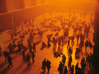 Olafur Eliasson The Weather Project, 2003 Εγκαταστάση. Οµίχλη, µονοχρωµατικό φως, καθρέπτες. Απόλυτο τοπίο διχρωµίας.