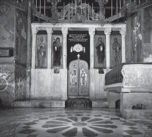 116 Сл. 1. Иконостас и кивот светог Стефана Дечанског Fig. 1. Dečani, iconostasis and coffin for the relics of St.