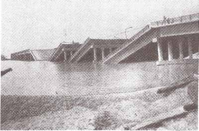 Εικ. 2.5. Ή γέφυρα Showa μετά το σεισμό της Nigata Ιαπωνίας της 16.6.1964 (Iisee 1965).